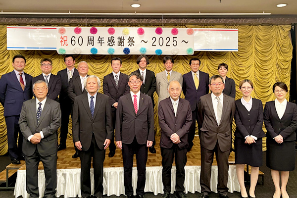 社員一同揃って記念写真